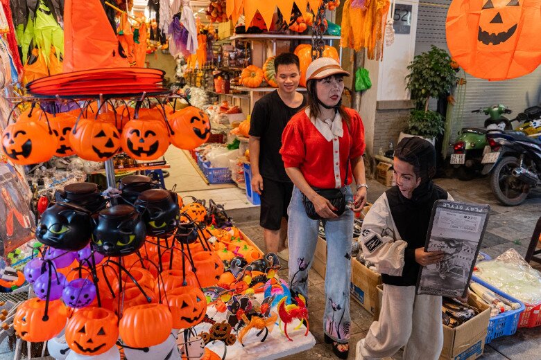 Phố Hàng Mã tối 29/10. Ảnh: Hoàng Giang