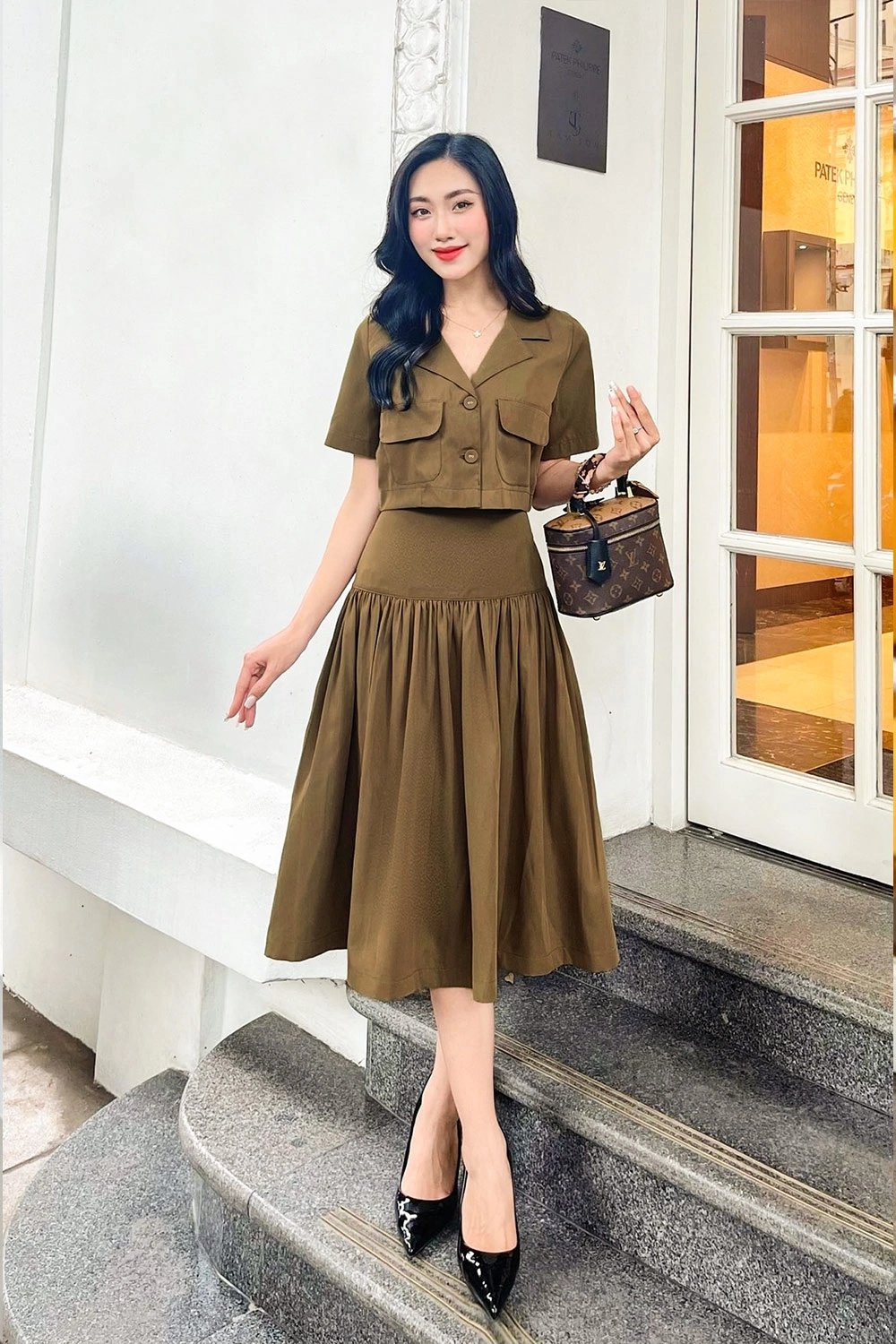 Rảo bước xuống phố cùng outfit cổ điển khi kết hợp áo len cùng váy xếp ly cho sắc Thu se lạnh.