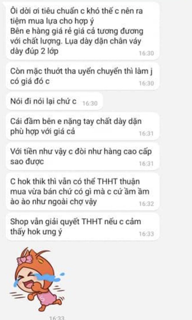 Cô gái và shop bán hàng tranh cãi về chiếc váy. Phía cô gái cho rằng váy bị may lỗi ở phần áo yếm, font váy cứng, còn phía chủ shop khẳng định chất lượng sản phẩm bên mình phù hợp với giá tiền và đồng ý cho khách trả hàng, hoàn tiền nếu không ưng.