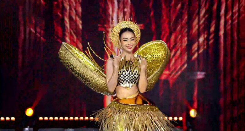 Á hậu 4 Miss Grand Vietnam 2024 - Phạm Thị Ánh Vương trong thiết kế “Đan tay” thể hiện sự khéo léo, chăm chỉ của các nghệ nhân đan tre.