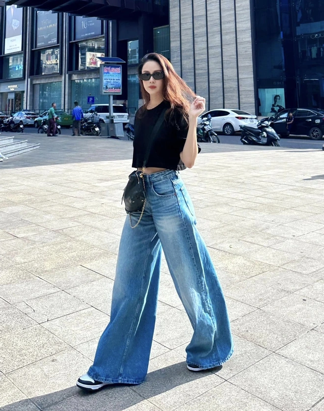 Hồng Diễm “lên đồamp;#34; ra phố với mẫu quần jeans dễ mặc hơn skinny jeans, phụ nữ 40+ nên học hỏi - 9