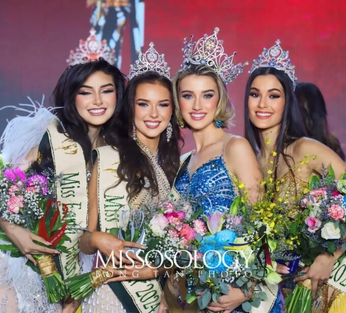 Tân hoa hậu bên các á hậu.