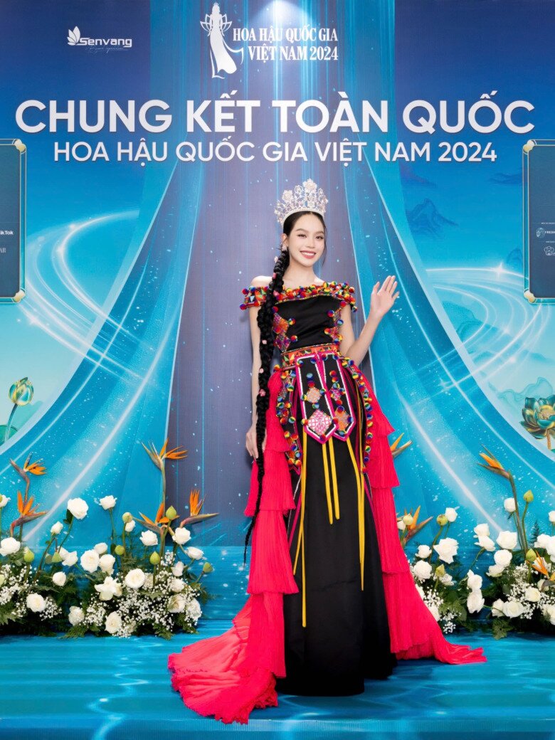 Miss International 2024 Huỳnh Thị Thanh Thủy gây ấn tượng với mái tóc dài được thắt cầu kì.