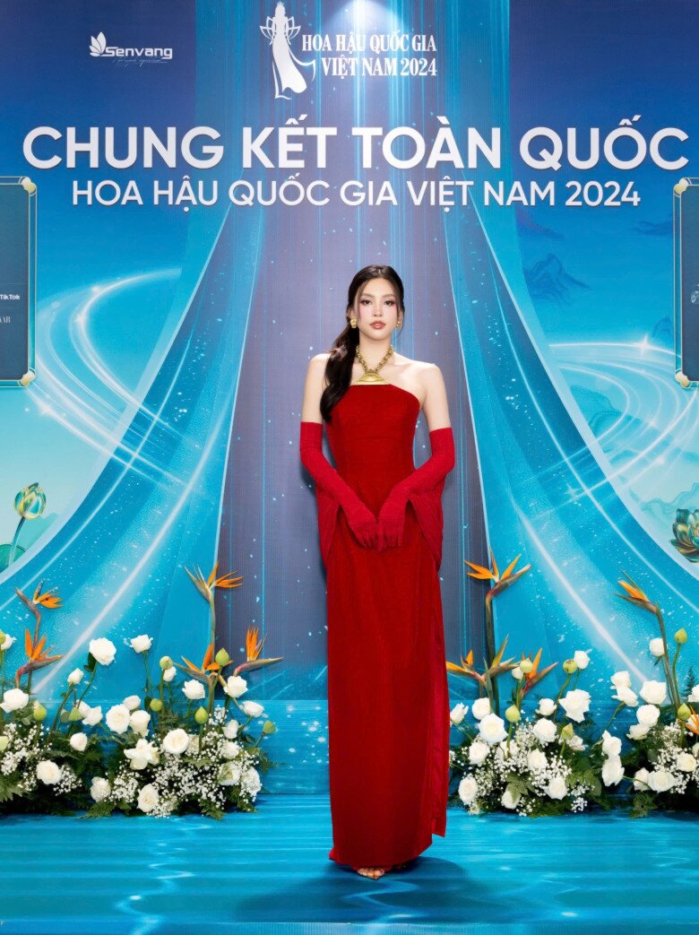 Hoa hậu Tiểu Vy khoe sắc rực rỡ trên thảm đỏ.