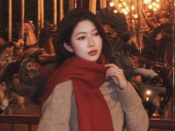 Gen Z rủ nhau bắt trend chụp ảnh bên vòng xoay ngựa gỗ đón mùa Giáng sinh