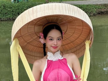 Hoa hậu Thanh Thủy khoe ảnh đón Tết sớm với áo dài cách điệu và nón ba tầm