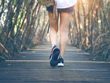 Ai cũng nói đi bộ tốt cho sức khỏe nhưng đi bộ kiểu này vừa hại não vừa dễ gặp nạn