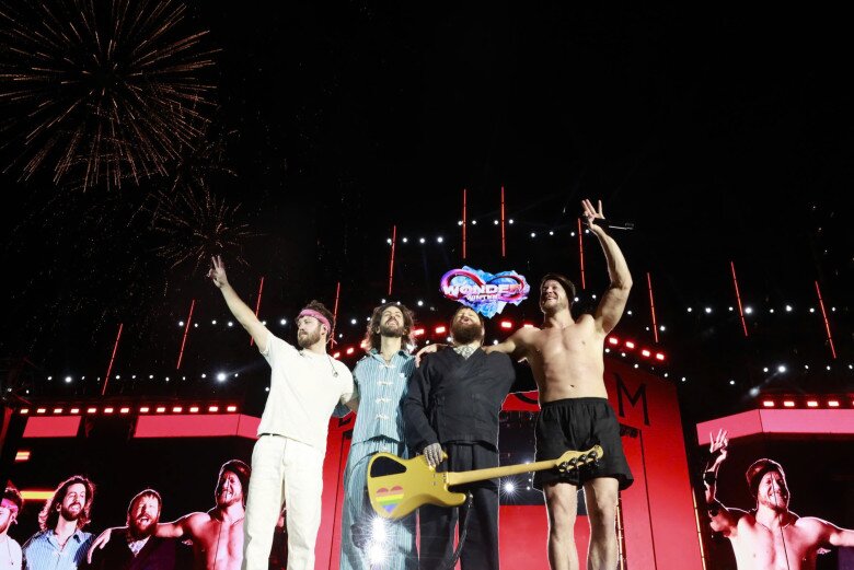 Khi giai điệu Believer khép lại, cả 4 thành viên cùng khoác vai nhau, cúi chào khán giả nhiều lần. Dan không ngừng đặt tay lên môi làm động tác hôn gió, bày tỏ sự biết ơn với khán đài.