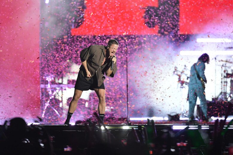 Khi những bản hit toàn cầu như Radioactive, Bad Liar, Demon... vang lên, khán giả liên tục hòa giọng. Giữa màn trình diễn, Dan Reynolds liên tục tương tác, đưa micro về phía khán giả. Anh hô vang: I love Việt Nam (tôi yêu Việt Nam), khiến fan reo hò phấn khích.