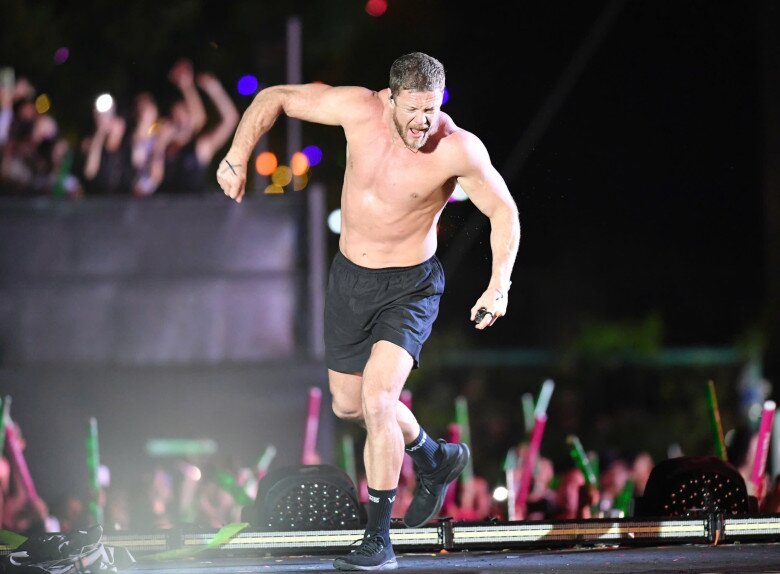 Không chỉ Dan Reynolds, hai tay guitar bass và guitar điện của nhóm cũng cháy hết mình. Các fan game Liên minh huyền thoại và series phim Arcane nói phát cuồng khi nhạc nền Enemy vang lên.