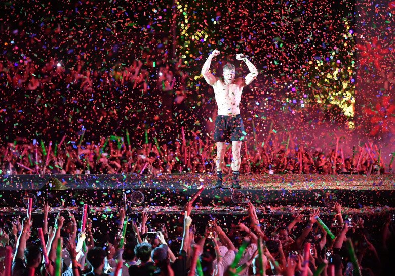 Không chỉ hát theo một vài từ, các fan Việt thuộc cả bài và hoàn thành trọn vẹn điệp khúc đầu của bài Demon. Pháo hoa phủ đầy trời, kết lại màn trình diễn đầy cảm xúc.