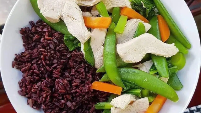 Chế độ ăn giảm cân ít muối hoặc không muối mà không có sự hướng dẫn có thể gây hại cho sức khỏe.