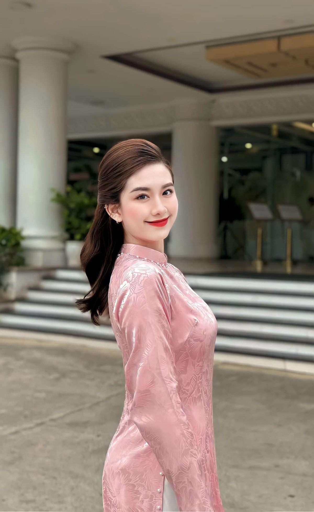 Nữ MC Đài truyền hình Nghệ An khá kín tiếng trên mạng xã hội. Thỉnh thoảng, cô nàng đăng tải những bức hình cuộc sống hàng ngày, nhận về nhiều lời khen từ người theo dõi.