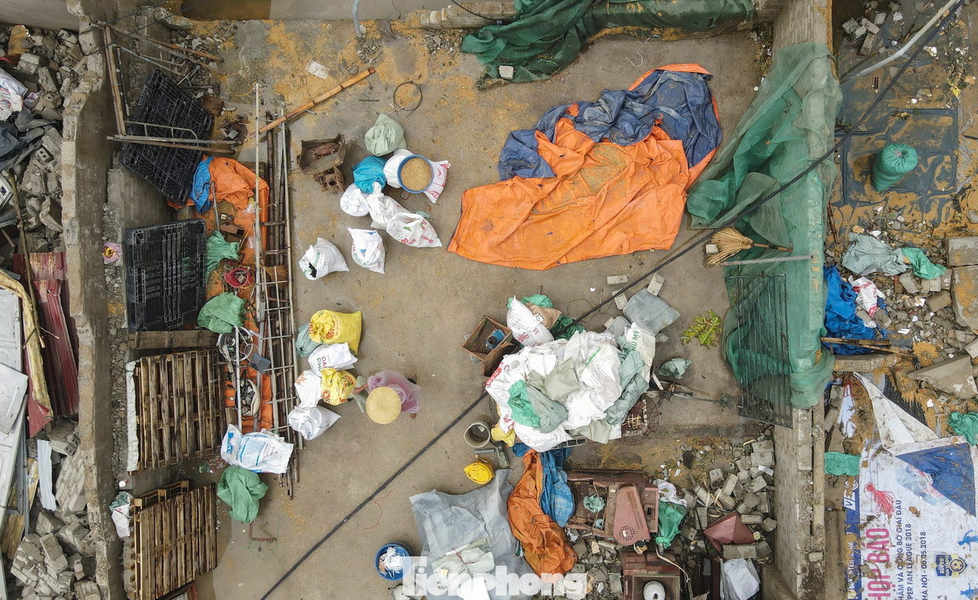 Sau khi nhà cửa bị lốc xoáy tàn phá, người dân gạt nước mắt gom đồ hư hỏng để bán sắt vụn - 4