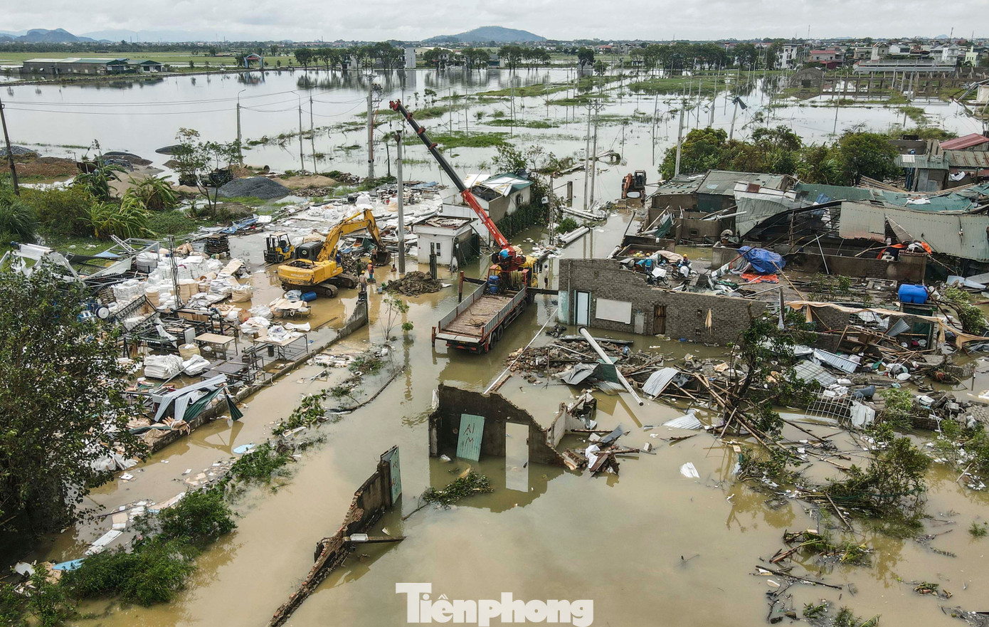 Chỉ kéo dài ít phút nhưng trận lốc xoáy xảy ra khi bão số 10 (bão Bualoi) vào đất liền đã tàn phá hàng chục nhà dân, nhà máy, trường học.