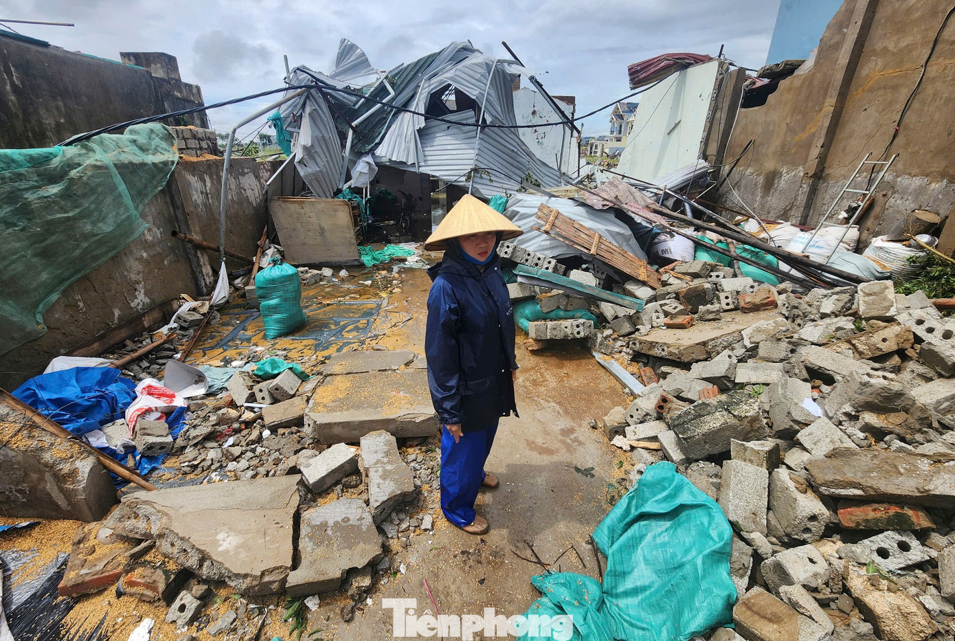 Những căn nhà bị thổi bay, đổ sập hoàn toàn do lốc xoáy.