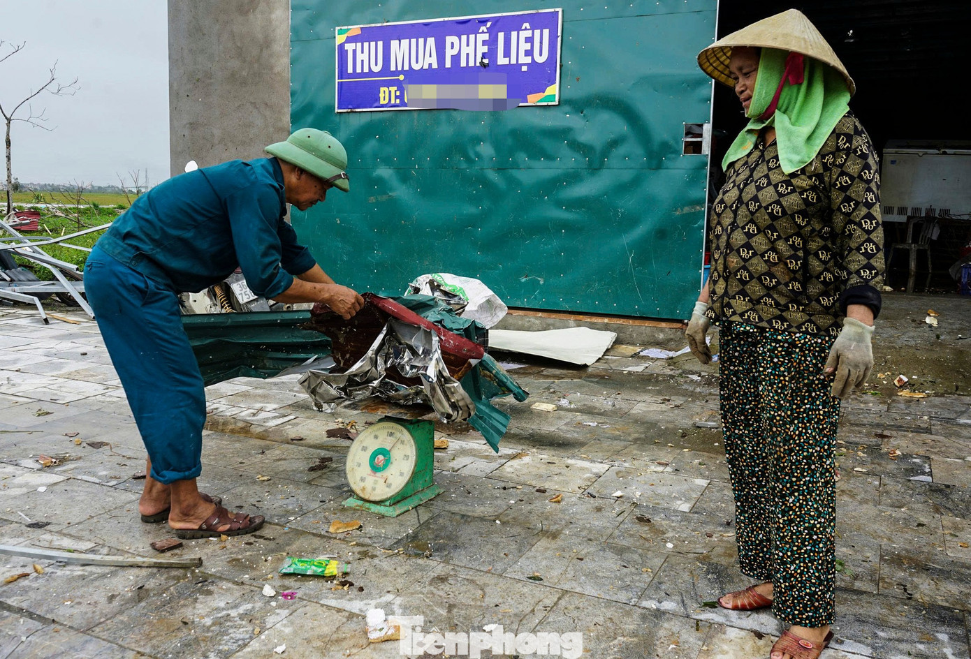 Cùng với việc khắc phục thiên tai, những người thu mua phế liệu cũng có mặt tại các khu vực bị lốc xoáy tàn phá để mua sắt, thép, tôn bị vò nát.