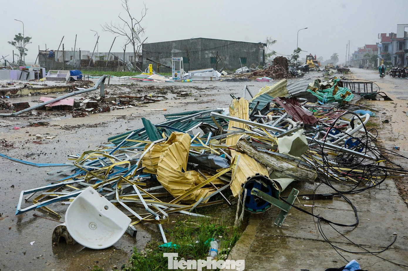 Sau bão, người dân địa phương đã thu dọn, khắc phục hậu quả do lốc xoáy gây ra. Các tấm tôn, sắt thép được gom lại thành đống dọc các tuyến đường ở xã Hoằng Giang.