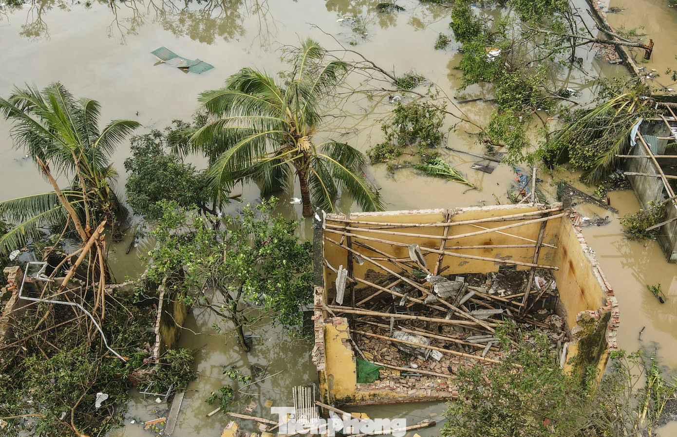 Sau khi nhà cửa bị lốc xoáy tàn phá, người dân gạt nước mắt gom đồ hư hỏng để bán sắt vụn - 6
