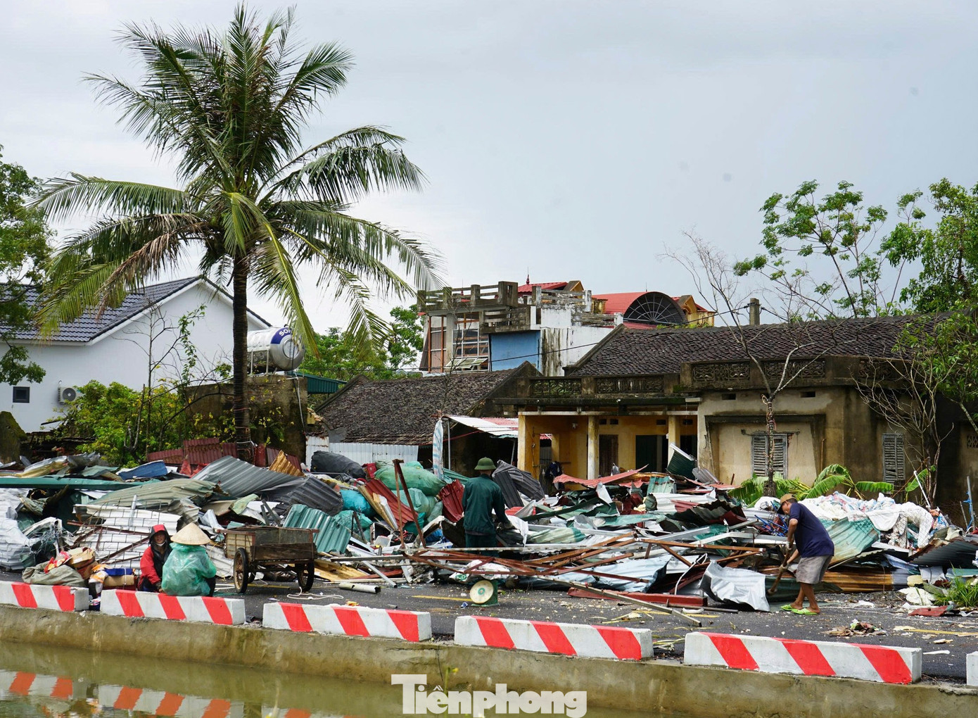 Những ngôi làng lốc xoáy tàn phá như bãi phế liệu đang được dọn dẹp.