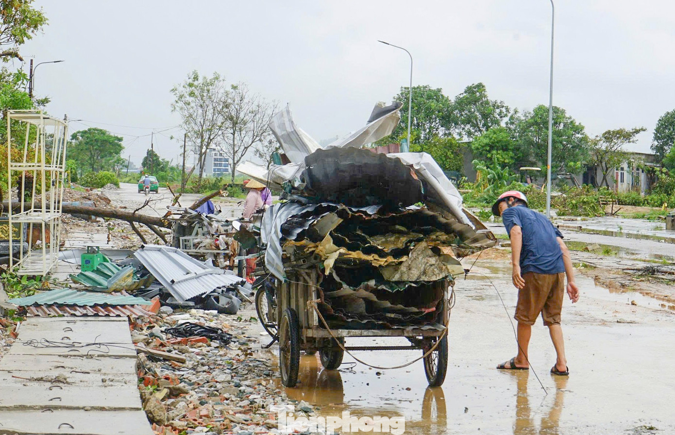 Người dân thu gom các vật dụng không thể tái sử dụng để bán, hy vọng có thêm chi phí khắc phục và sớm dựng lại nhà cửa.