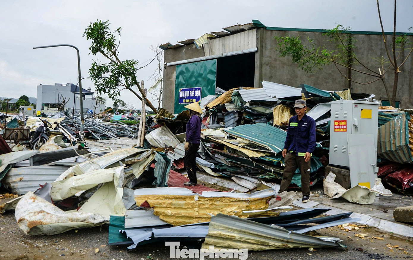 Sau khi nhà cửa bị lốc xoáy tàn phá, người dân gạt nước mắt gom đồ hư hỏng để bán sắt vụn - 12