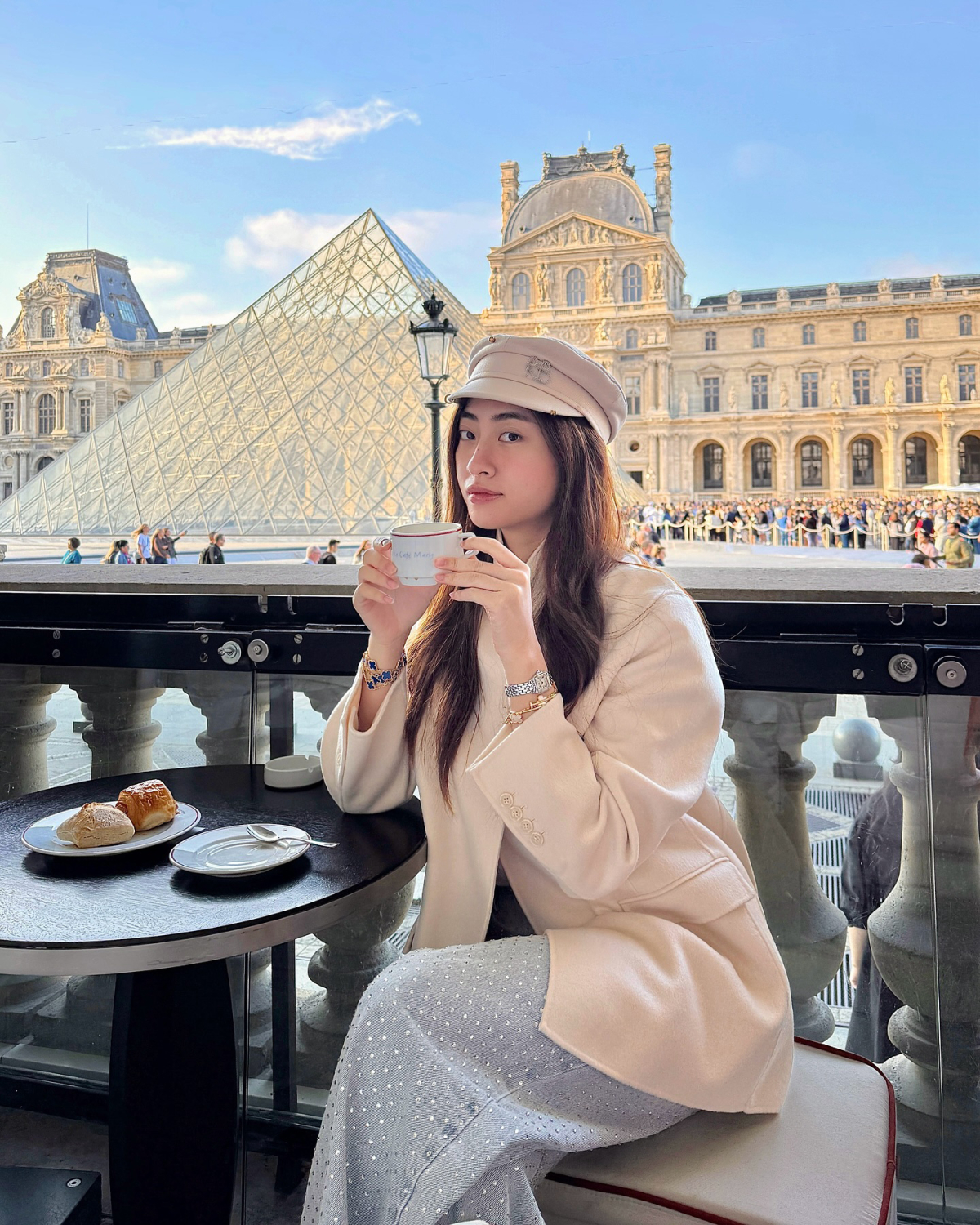 Thưởng thức trà bánh bên bảo tàng Louvre, mỹ nhân quê Cao Bằng chọn cả set phụ kiện giá hơn nửa tỷ đồng. Cô tô điểm cho vẻ ngoài bằng vòng tay nhiều layer của Van Cleef amp; Arpels, Cartier.