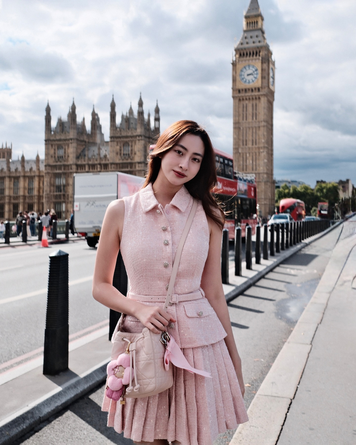 Set trang phục Dior giá hơn 200 triệu đồng giúp hoa hậu được nhiều khán giả khen như công chúa Anh quốc.