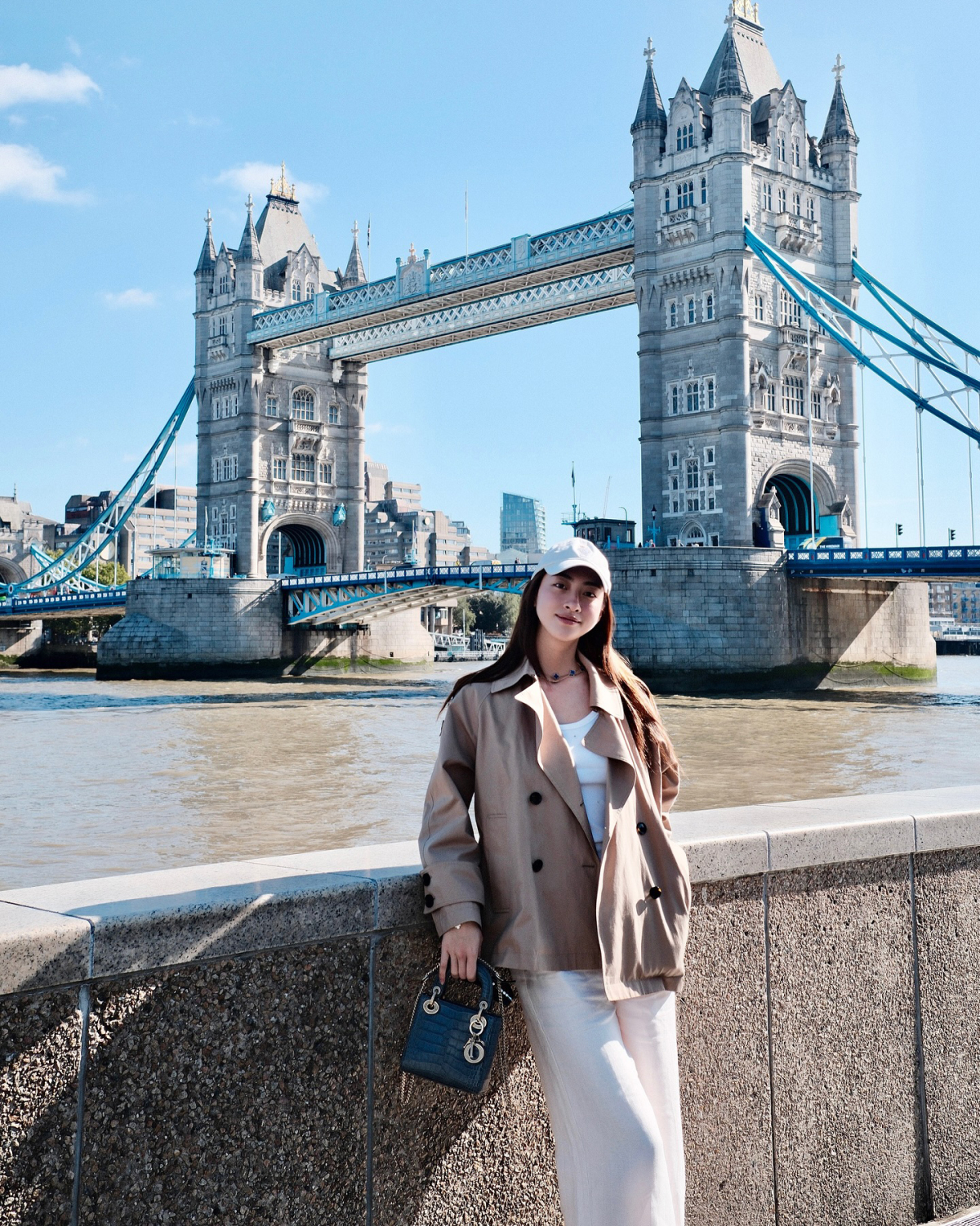 Miss World Vietnam 2019 chọn trench coat ấm áp cho những ngày thu se lạnh ở London. Bộ trang phục được cô thêm điểm nhấn bằng vòng cổ Van Cleef amp; Arpels giá hơn 500 triệu đồng và túi xách mini Lady Dior giá 100 triệu đồng.
