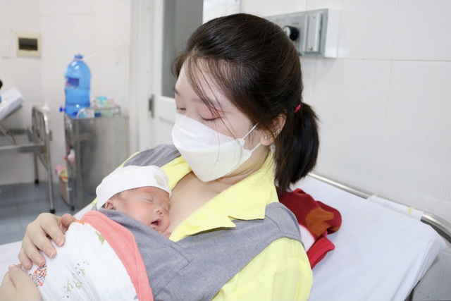 Phương pháp Kangaroo mang lại nhiều lợi ích quan trọng cho cả mẹ và em bé. Ảnh: Hiền Chúc