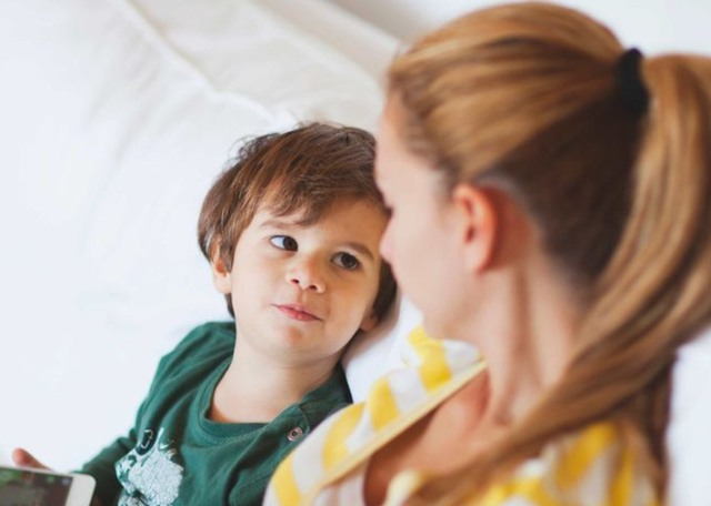 Cha mẹ luôn là tấm gương để con cái nhìn vào. Ảnh minh hoạ