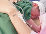 Bà bầu - Tiếp xúc da kề da tốt cho não của trẻ sinh non