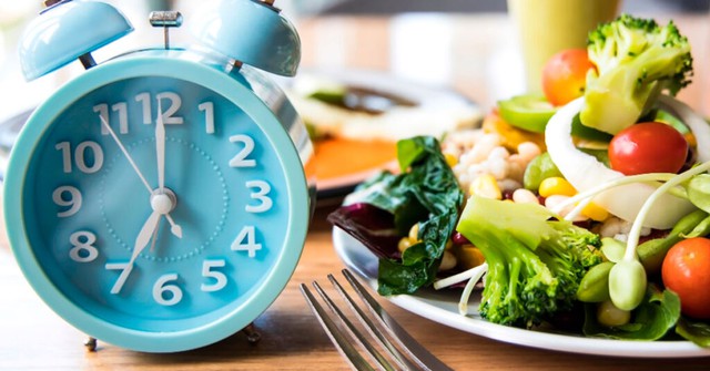 Ăn đúng giờ giúp duy trì nhịp sinh học ổn định.