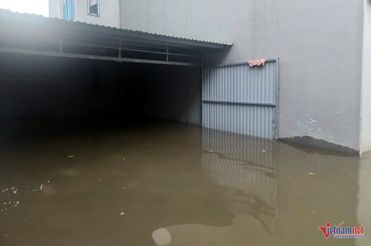 Nước ngập, rác thải bủa vây khắp nơi.