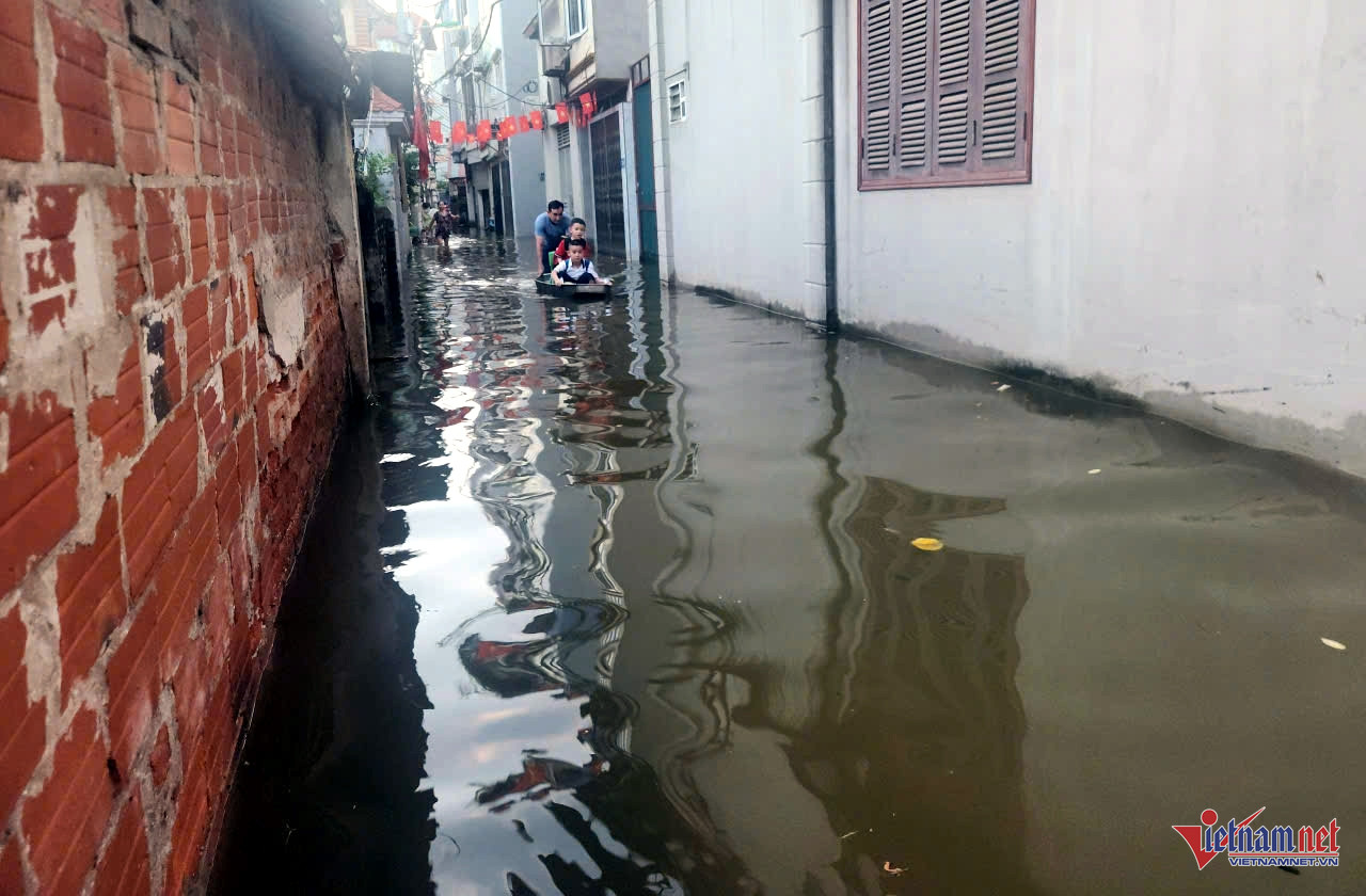 Nước ngập, mất điện, nước sinh hoạt không có, nhiều người phải dời đi nơi khác ở tạm.