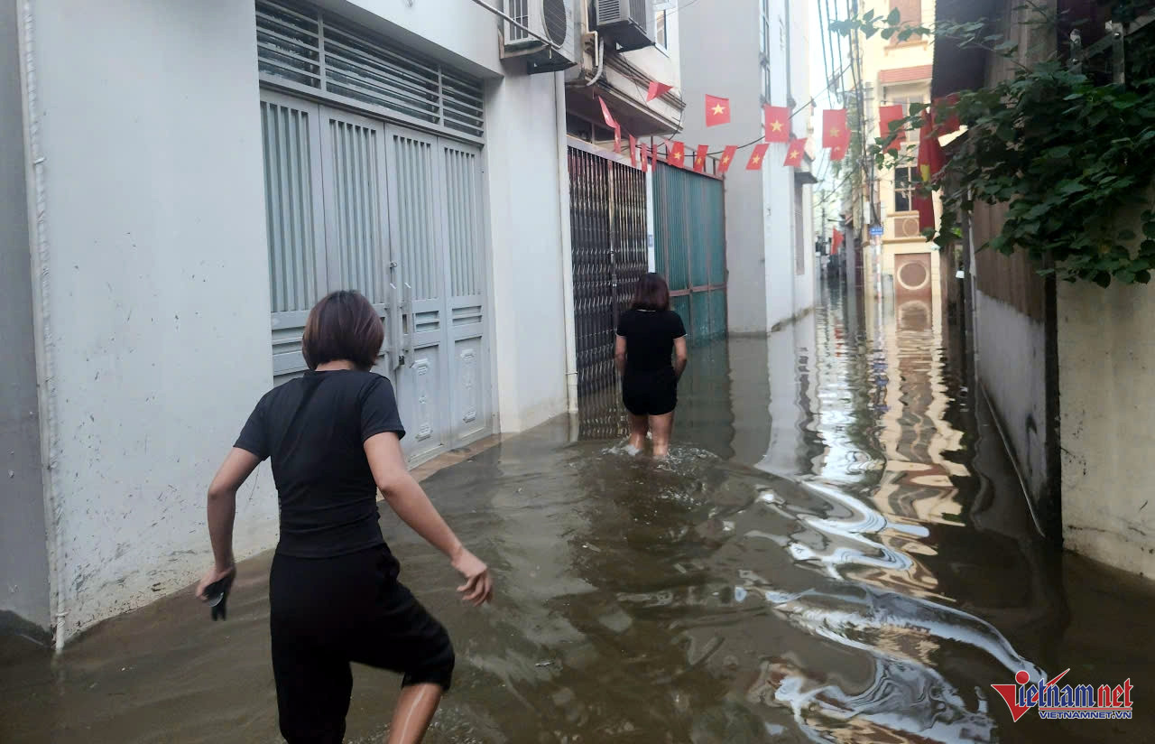 Khu dân cư amp;#34;ra ngõ nước ngập ngang ngườiamp;#34; ở Hà Nội, phường xin đắp đê - 10