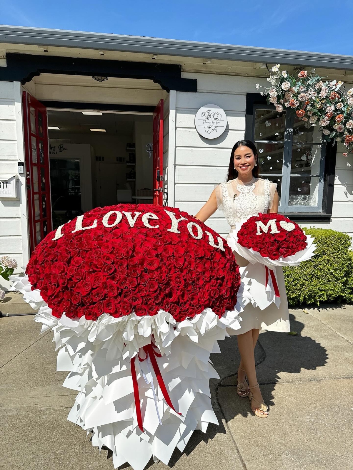 Phạm Hương làm bà chủ tiệm hoa.