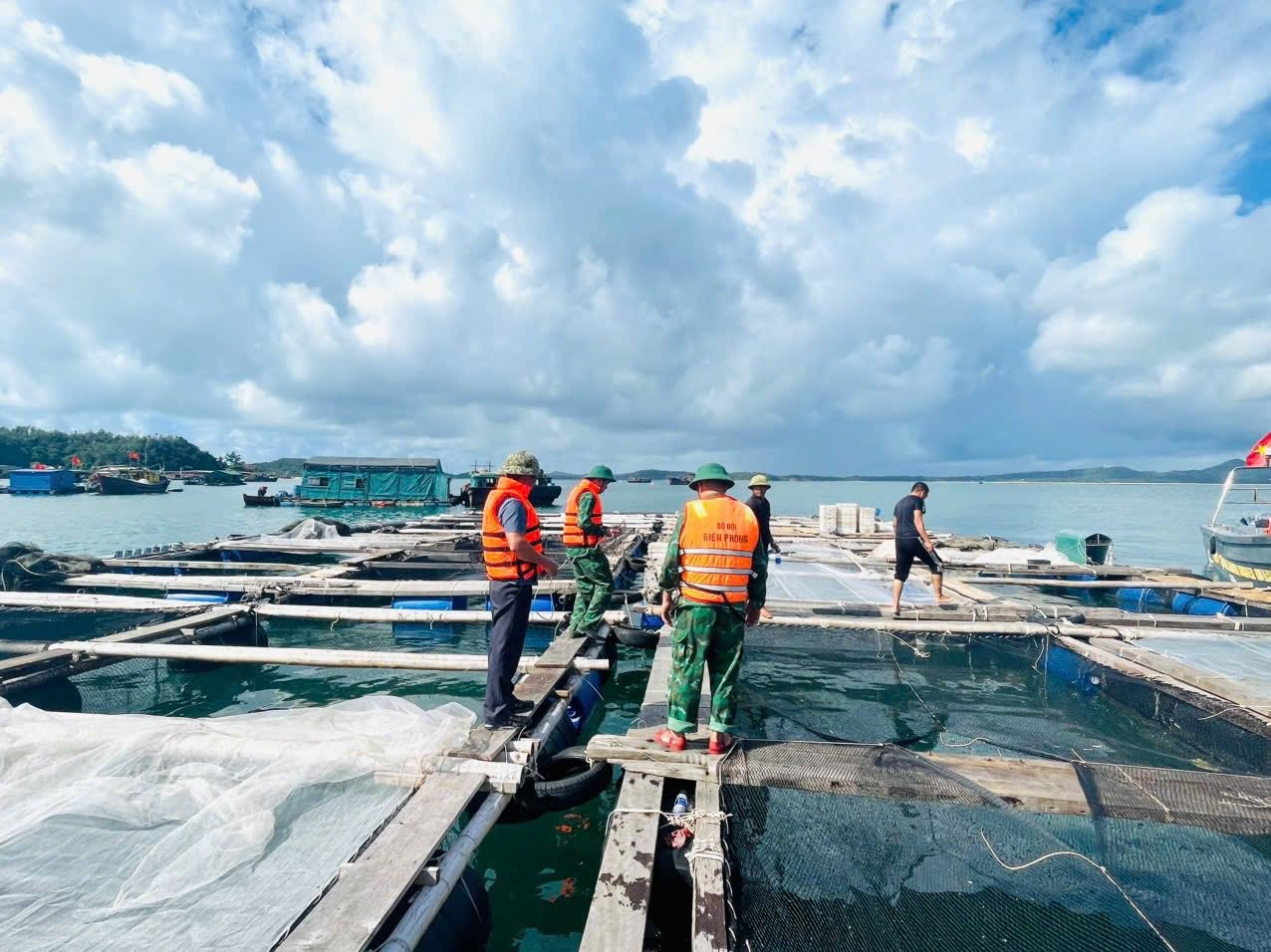 Kiên quyết không để cho người dân ở lại trên tàu, thuyền, lồng, bè và các lán trại ở những khu vực có nguy cơ xảy ra mất an toàn.