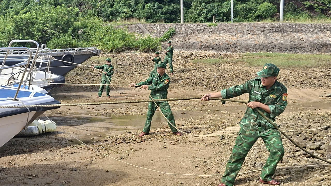 Trước diễn biến phức tạp của bão số 11 (Matmo), Bộ CHQS tỉnh Quảng Ninh đã triển khai đồng bộ các biện pháp chủ động phòng, chống, ứng phó bão.