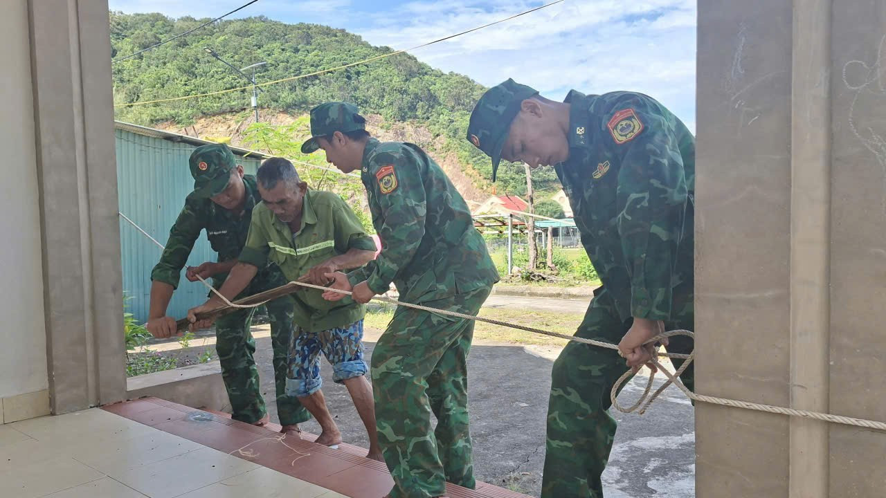 Tin tức 24h: Bão Matmo đang tiến vào bờ biển Móng Cái, gió giật cấp 15 - 10