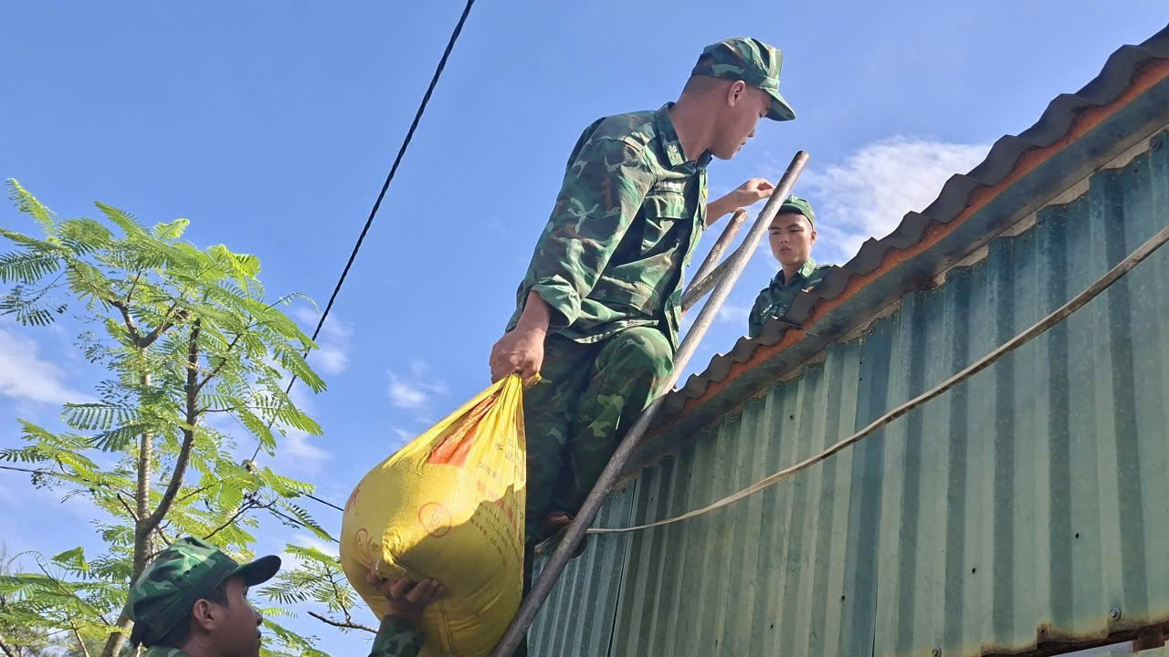 Tin tức 24h: Bão Matmo đang tiến vào bờ biển Móng Cái, gió giật cấp 15 - 8