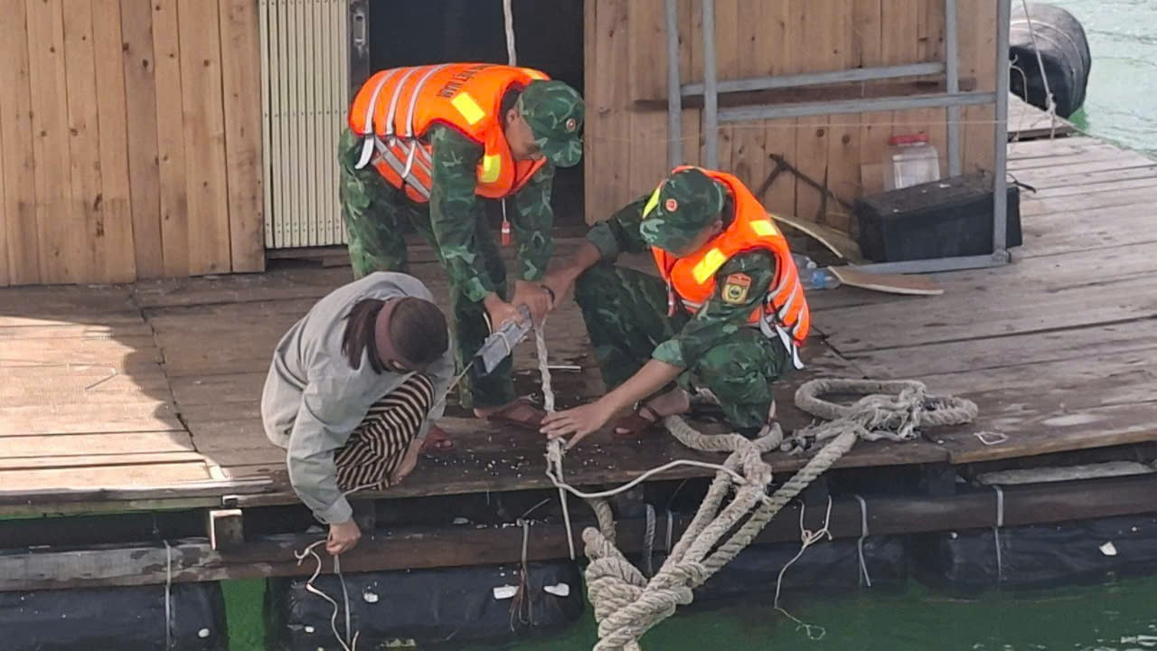 Bộ đội Biên phòng Đảo Trần, đặc khu Cô Tô giúp ngư dân chằng buộc lại bè nuôi trồng thủy sản.