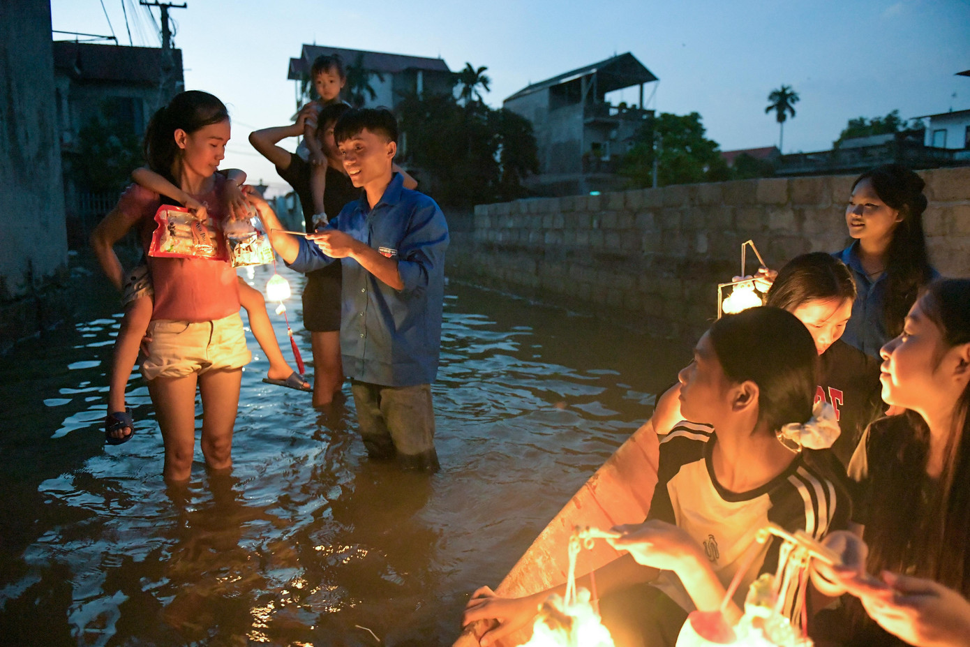 “Trung thu năm nay đặc biệt hơn mọi năm. Dù ngập sâu, chúng tôi vẫn muốn các em nhỏ được nhận quà, được vui đùa trong đêm trăng”, anh Lê Viết Sang - Bí thư Chi đoàn thôn Đồng Dâu, chia sẻ.
