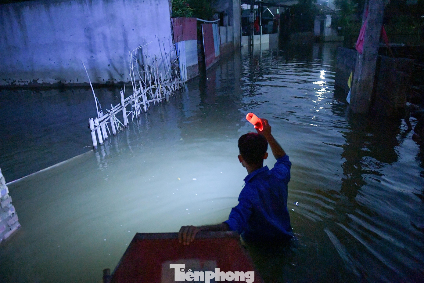 Đoàn viên chèo thuyền mang Trung thu ấm áp đến với em nhỏ vùng lũ - 4