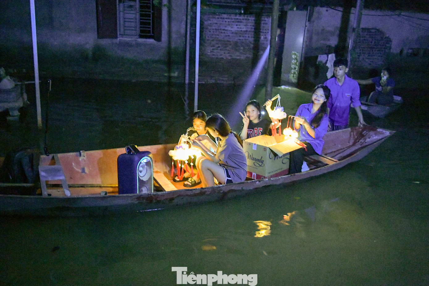 Ánh đèn pin loang loáng trên mặt nước, soi đường cho hành trình trao quà giữa đêm tối.