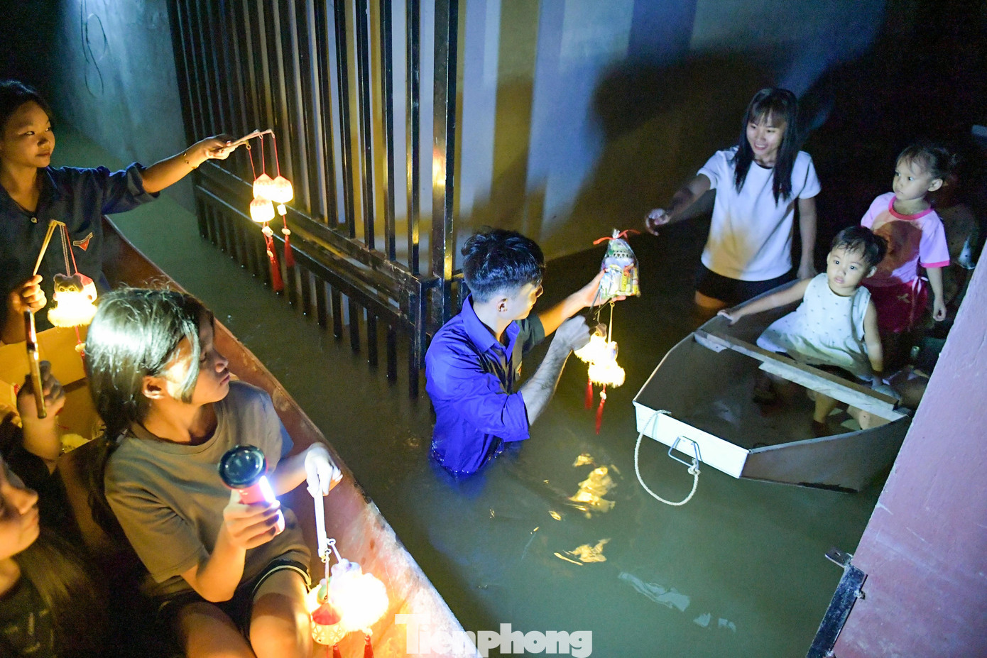 Đoàn viên chèo thuyền mang Trung thu ấm áp đến với em nhỏ vùng lũ - 9