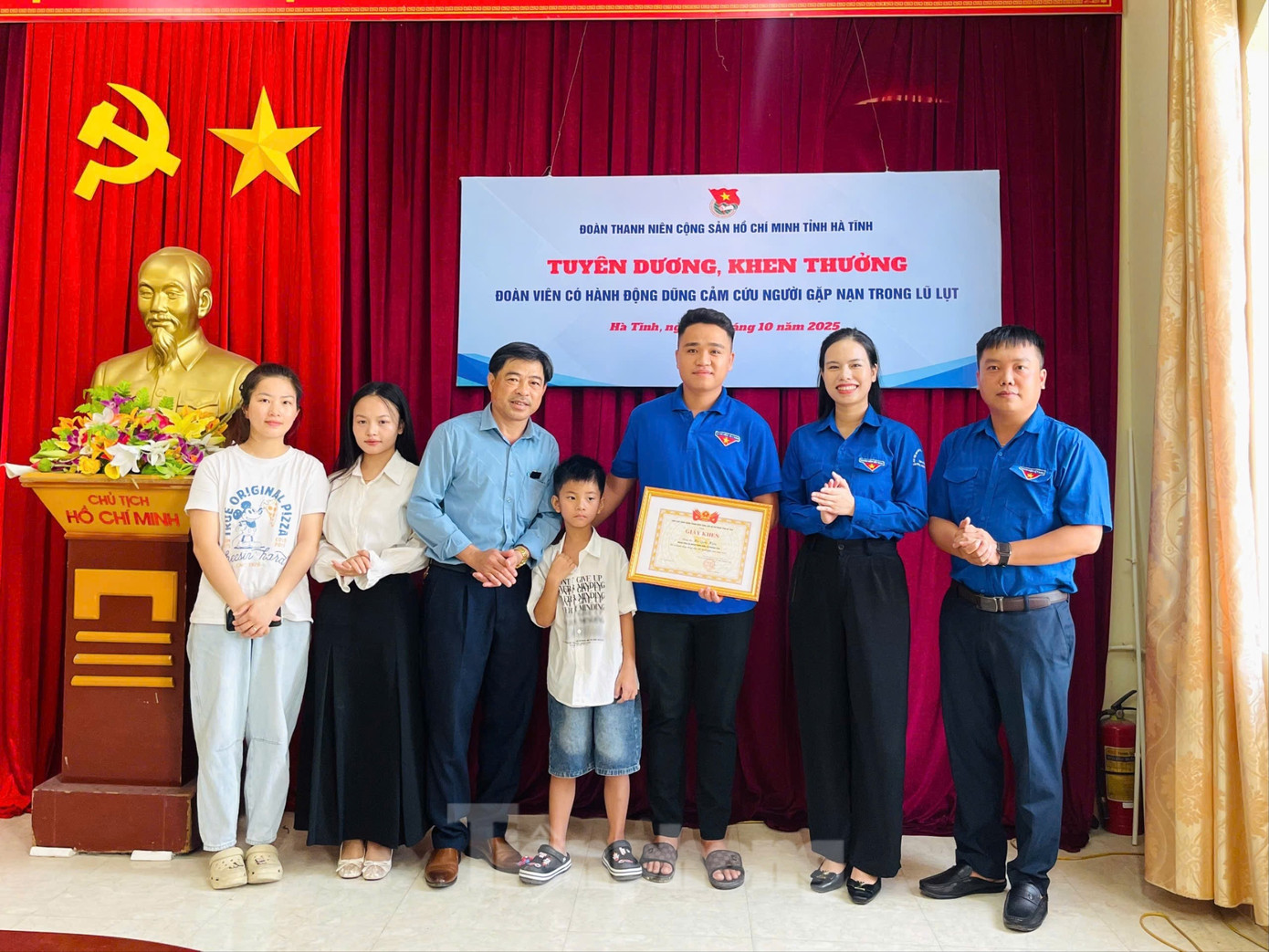 Phó Chủ tịch Ủy ban MTTQ tỉnh, Bí thư Tỉnh Đoàn Nguyễn Ny Hương cùng lãnh đạo Uỷ ban MTTQ xã Hương Sơn trao bằng khen cho anh Hồ Quốc Hiệu.