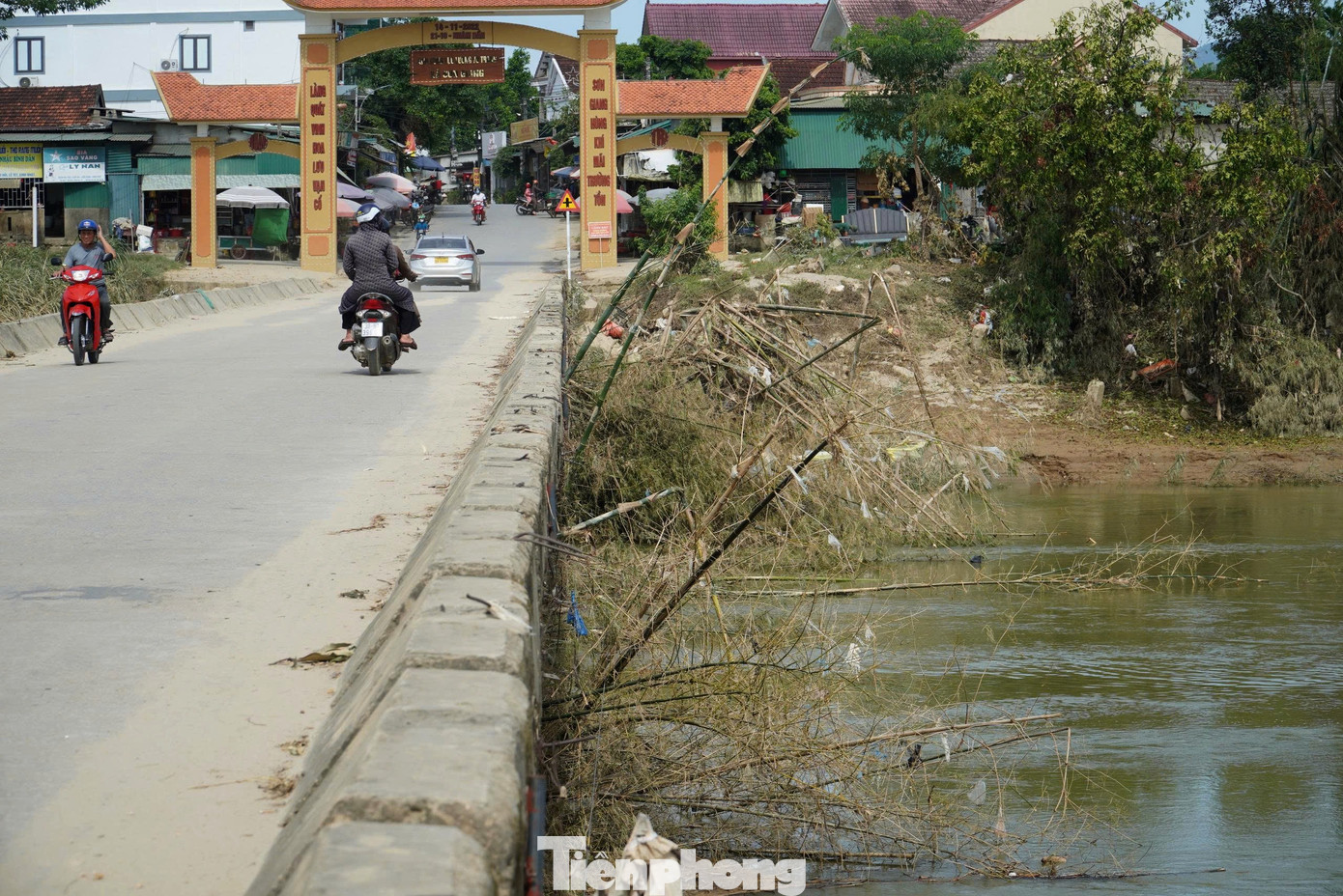 Lũ rút, nhưng khu vực cầu tràn Phố Giang có nhiều cây cối bị cuốn về, mắc kẹt lại chân cầu.