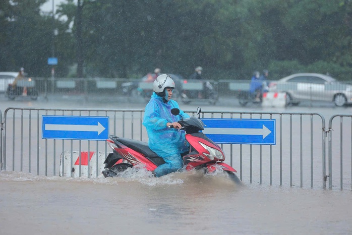 Trận mưa lớn sau bão số 10 ngày 30-9 khiến nhiều địa bàn ở TP Hà Nội ngập sâu