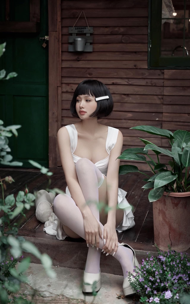 Tâm Tít trong mắt khán giả thế hệ cuối 8X và đầu 9X là một hotgirl xinh đẹp nổi bật ở Hà thành. Hiện tại, ở tuổi 36, người đẹp trải qua 2 lần sinh nở nhưng vẫn sở hữu vóc dáng nuột nà, gợi cảm.